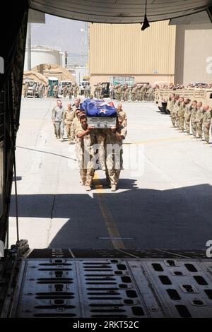 Bildnummer: 58371233  Datum: 21.08.2012  Copyright: imago/Xinhua WELLINGTON, Aug. 21, 2012 -- Photo provided by New Zealand Defense Force shows the caskets of the three New Zealand soldiers killed in a roadside bombing in Bamiyan Province, are carried onto a Royal Australian Air Force C-130 by members of the New Zealand Provincial Reconstruction Team at the Bagram Air Base in Afghanistan, on Aug. 21, 2012. (Xinhua/New Zealand Defense Force) (syq) NEW ZEALAND-AFGHANISTAN-CASKETS-RETURN PUBLICATIONxNOTxINxCHN Politik Militär Überführung Tod Soldat xjh x1x 2012 hoch     58371233 Date 21 08 2012 C Stock Photo