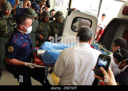 Bildnummer: 58386377  Datum: 25.08.2012  Copyright: imago/Xinhua (120826) -- MARACAIBO, Aug. 26, 2012 (Xinhua) -- A wounded person during a fire at Amuay s refinery, after an explosion registered in a gas tank of Paraguana s Refining Complex, world s refining second largest center, arrives at Coromoto Hospital s burn unit, in Maracaibo, Venezuela, on Aug. 25, 2012. A big explosion ripped off Venezuela s biggest oil refinery early Saturday morning, killing 39 including 18 National Guard members, Vice President Elias Jaua said. (Xinhua/Argemary Bernal)(ctt) VENEZUELA-MARACAIBO-REFINERY PUBLICATI Stock Photo