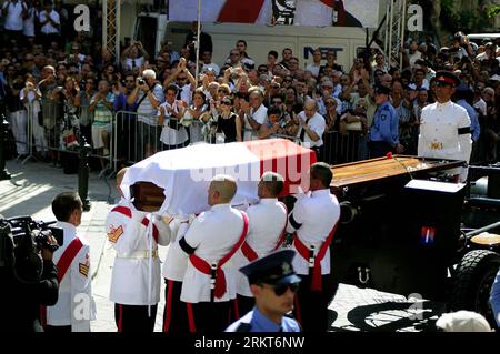 Bildnummer: 58386901 Datum: 25.08.2012 Copyright: imago/Xinhua (120826) -- LA VALLETTA, 26 agosto 2012 (Xinhua) -- centinaia di radunati davanti alla Co-cattedrale di San Giovanni per salutare l'ex primo ministro di Malta Dom Mintoff a la Valletta, capitale di Malta, 25 agosto 2012. Dopo due giorni di lutto nazionale, il funerale di stato per l'ex primo ministro maltese Dom Mintoff si è tenuto sabato nella Concattedrale di San Giovanni a la Valletta. (Xinhua/Liu Yu) (ctt) MALTA-VALLETTA-FUNERALE-TARDIVO pomeriggio PUBLICATIONxNOTxINxCHN People Politik Beerdigung xjh x1x premiumd 2012 quer highlight o0 Objekte Sarg 58386 Foto Stock