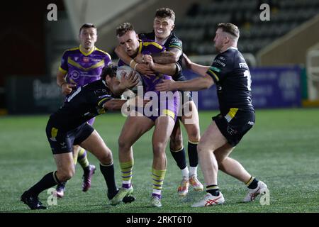 Newcastle, Regno Unito. 25 agosto 2023. Connor Bailey del Newcastle Thunder viene affrontato durante il match per il BETFRED Championship tra Newcastle Thunder e York City Knights a Kingston Park, Newcastle, venerdì 25 agosto 2023. (Foto: Chris Lishman | mi News) crediti: MI News & Sport /Alamy Live News Foto Stock