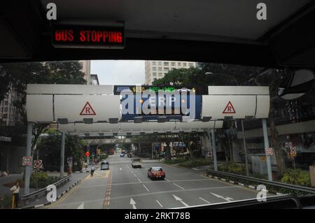 Bildnummer: 58393319 Datum: 27.08.2012 Copyright: imago/Xinhua (120827) -- SINGAPORE, ago. 27, 2012 (Xinhua) -- Vehicles pass through an Electronic Road Pricing (ERP) gantry in Singapore, il 27 agosto 2012. Singapore è il primo paese al mondo a implementare il sistema di riscossione elettronica dei pedaggi stradali ai fini della determinazione dei prezzi di congestione. (Xinhua/poi Chih Wey) (syq) SINGAPORE-SISTEMA ELETTRONICO DI PEDAGGIO STRADALE PUBLICATIONxNOTxINxCHN Wirtschaft Verkehr Strasse Maut Mautgebühr x0x xtc 2012 quer 58393319 Data 27 08 2012 Copyright Imago XINHUA Singapore ago 27 2012 XINHUA VEHICLES Passport T Foto Stock