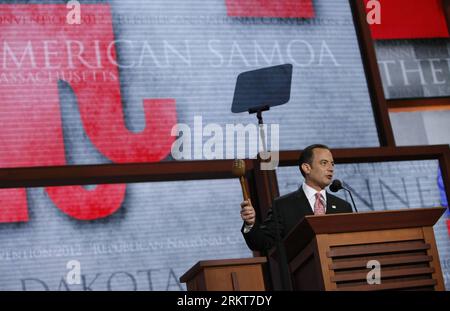 Bildnummer: 58394288 Datum: 27.08.2012 Copyright: imago/Xinhua (120827) -- TAMPA, ago. 27, 2012 (Xinhua) -- Reince Priebus, presidente del Comitato Nazionale Repubblicano, svela due orologi del debito all'interno del Tampa Bay Times Forum a Tampa, ago. 27, 2012. Il Partito Repubblicano degli Stati Uniti lunedì ha dato il via alla sua Convenzione Nazionale del 2012 a Tampa, in Florida, che è destinata a nominare MittxRomney come candidato del partito per sfidare il presidente BarackxObama nelle elezioni presidenziali di novembre. (Xinhua/Fang Zhe) U.S.-TAMPA-REPUBLICAN NATIONAL CONVENTION-OPENING PUBLICATIONxNOTxINxCHN People Politik Parteitag Foto Stock