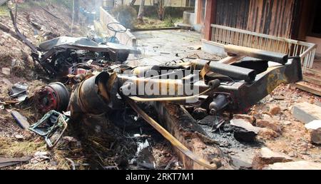 Bildnummer: 58398916  Datum: 27.08.2012  Copyright: imago/Xinhua (120828) -- KANNUR, Aug. 28, 2012 (Xinhua) -- Remains of an exploded LPG tanker is seen in Chala area in Kannur district of India s southernmost state of Kerala, on Aug. 27, 2012. One woman was killed in the accident and thirty-two were injured with thirteen of them in critical condition. (Xinhua/Stringer) (zw) INDIA-KANNUR-LPG TANKER-EXPLOSION PUBLICATIONxNOTxINxCHN Gesellschaft Unglück Explosion Tanklastwagen x0x xst premiumd 2012 quer      58398916 Date 27 08 2012 Copyright Imago XINHUA  Kannur Aug 28 2012 XINHUA Remains of to Stock Photo