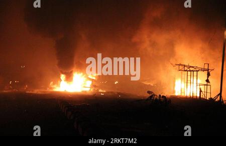 Bildnummer: 58398917 Datum: 27.08.2012 Copyright: imago/Xinhua (120828) -- KANNUR, ago. 28, 2012 (Xinhua) -- un incendio brucia dopo che una petroliera GPL è esplosa sull'autostrada nazionale nella zona di Chala nel distretto di Kannur, nello stato più meridionale dell'India del Kerala, il 27 agosto 2012. Una donna è rimasta uccisa nell'incidente e trentadue sono rimaste ferite, di cui tredici in condizioni critiche. (Xinhua/Stringer) (zw) INDIA-KANNUR-LPG TANKER-EXPLOSION PUBLICATIONxNOTxINxCHN Gesellschaft Unglück Explosion Tanklastwagen x0x xst premiumd 2012 quer 58398917 Data 27 08 2012 Copyright Imago XINHUA Kannur ago 28 201 Foto Stock