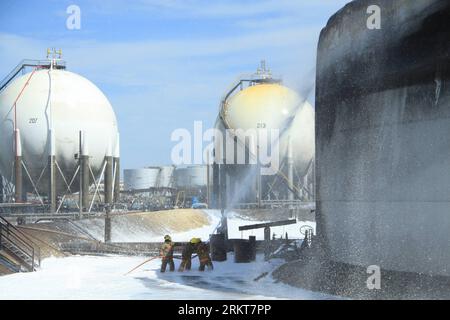 Bildnummer: 58400715  Datum: 28.08.2012  Copyright: imago/Xinhua (120829) -- PUNTO FIJO, Aug. 29, 2012 (Xinhua) -- Image provided by Petroleos de Venezuela Corp. (PDVSA, by its acronym in Spanish) shows firemen fighting a fire in the Amuay refinery tanks, belonging to PDVSA s Paraguana Refining Center, in Punto Fijo, Falcon State, Venezuela, on Aug. 28, 2012. According to company sources, emergency teams have already achieved in the last hours extinguishing the fire of two tanks of the storage area of the refinery in Venezuela after three days of fire fighting after the blast in Paraguana Refi Stock Photo
