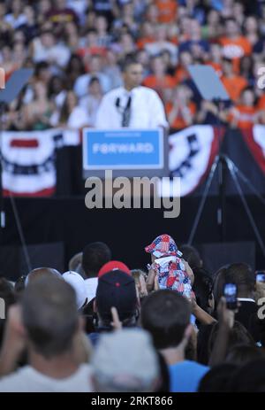 Bildnummer: 58403101 Datum: 29.08.2012 Copyright: imago/Xinhua (120829) -- CHARLOTTESVILLE, ago. 29, 2012 (Xinhua) -- sostenitori del presidente degli Stati Uniti Barack Obama partecipano al suo evento elettorale a Charlottesville, Virginia, Stati Uniti, 29 agosto 2012. (Xinhua/Wang Yiou) US-OBAMA-CAMPAGNA ELETTORALE PUBLICATIONxNOTxINxCHN People Politik USA premiumd xns x1x 2012 hoch 58403101 Data 29 08 2012 Copyright Imago XINHUA Charlottesville, Virginia ago 29 2012 XINHUA sostenitori del presidente degli Stati Uniti Barack Obama partecipa al suo evento della campagna a Charlottesville, Virginia Virginia Stati Uniti ago 29 2012 Foto Stock