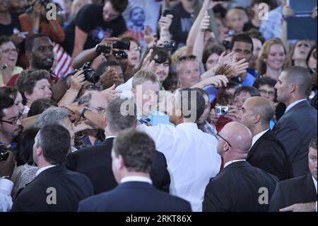 Bildnummer: 58403102 Datum: 29.08.2012 Copyright: imago/Xinhua (120829) -- CHARLOTTESVILLE, ago. 29, 2012 (Xinhua) -- il presidente degli Stati Uniti Barack Obama stringe la mano ai sostenitori durante un evento della campagna tenutosi a Charlottesville, Virginia, Stati Uniti, 29 agosto 2012. (Xinhua/Wang Yiou) US-OBAMA-CAMPAGNA ELETTORALE PUBLICATIONxNOTxINxCHN People Politik USA premiumd xns x1x 2012 quer 58403102 Data 29 08 2012 Copyright Imago XINHUA Charlottesville, Virginia ago 29 2012 XINHUA Presidente Degli Stati Uniti Barack Obama stringe le mani con i sostenitori durante un evento della campagna eroe a Charlottesville, Virginia Vir Foto Stock