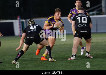 Newcastle, Regno Unito. 25 agosto 2023. Connor Moore del Newcastle Thunder ha una corsa durante il match per il BETFRED Championship tra Newcastle Thunder e York City Knights a Kingston Park, Newcastle, venerdì 25 agosto 2023. (Foto: Chris Lishman | mi News) crediti: MI News & Sport /Alamy Live News Foto Stock