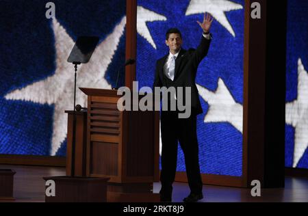 Bildnummer: 58405157 Datum: 29.08.2012 Copyright: imago/Xinhua (120830) -- WASHINGTON, Aug. 30, 2012 (Xinhua) -- candidato alla vicepresidenza repubblicana degli Stati Uniti il Repubblicano Paul Ryan Waves durante la Convention nazionale repubblicana a Tampa, Florida, il 29 agosto 2012. Paul Ryan mercoledì ha accettato la nomina del Partito Repubblicano come vice presidente contendente, dicendo che se eletto, lui e il candidato presidenziale repubblicano Mitt Romney si assumeranno la responsabilità di cambiare il paese. (Xinhua/Fang Zhe) (lyx) NOMINA DEL PARTITO USA-REPUBBLICANO-PAUL RYAN PUBLICATIONxNOTxINxCHN People Politik x0x xgw premiu Foto Stock