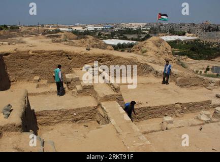 Bildnummer: 58407272 Datum: 30.08.2012 Copyright: imago/Xinhua (120830) -- GAZA, 30 agosto 2012 (Xinhua) -- i lavoratori palestinesi fanno scavi in un nuovo sito archeologico scoperto risalente al periodo dell'età del ferro a Rafah, nella Striscia di Gaza meridionale, il 30 agosto 2012. (Xinhua/Khaled Omar) MIDEAST-RAFAH-ARCHEOLOGY PUBLICATIONxNOTxINxCHN Gesellschaft Wissenschaft Archäologie Eisenzeit Grabung Ausgrabung Fundort Grabungsstätte xda x0x 2012 quer 58407272 Data 30 08 2012 Copyright Imago XINHUA Gaza ago 30 2012 XINHUA PALESTINA Workers Do Excavation in a New Discovered Archeological Site Dating Foto Stock