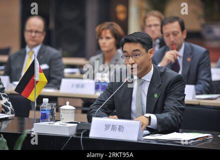 Bildnummer: 58407440 Datum: 30.08.2012 Copyright: imago/Xinhua (120830) -- PECHINO, 30 agosto 2012 (Xinhua) -- Philipp Rosler, ministro federale tedesco dell'economia e della tecnologia e vice cancelliere della Germania, intervengono alla 15a riunione della Commissione economica congiunta tra Cina e Germania a Pechino, capitale della Cina, 30 agosto 2012. (Xinhua/li Xin) (lx) CINA-PECHINO-QUINDICESIMA RIUNIONE DELLA COMMISSIONE ECONOMICA CONGIUNTA TRA CINA E GERMANIA (CN) PUBLICATIONxNOTxINxCHN People Politik xda x0x premiumd 2012 quer 58407440 Data 30 08 2012 Copyright Imago XINHUA Pechino ago 30 2012 Foto Stock