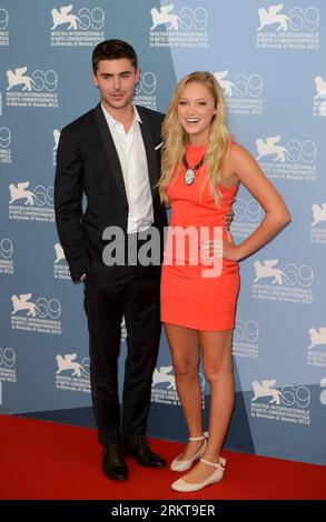 Bildnummer: 58411775 Datum: 31.08.2012 Copyright: imago/Xinhua (120831) -- VENEZIA, ago. 31, 2012 (Xinhua) -- l'attore Zac Efron (L) e l'attrice Maika Monroe posano per le foto al photocall del film a qualsiasi prezzo alla 69 Mostra Internazionale d'Arte cinematografica di Venezia, Italia, 31 agosto 2012. (Xinhua/Wang Qingqin) (dtf) ITALIA-FESTIVAL DEL CINEMA DI VENEZIA- A QUALSIASI PREZZO PUBLICATIONxNOTxINxCHN Kultur Entertainment People Film 69. Internationale Filmfestspiele Venedig x0x xtc 2012 anteprima hoch 58411775 Data 31 08 2012 Copyright Imago XINHUA Venezia ago 31 2012 XINHUA attore Zac Efron l e attrice ma Foto Stock