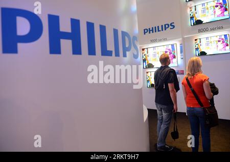120831 -- BERLINO, 31 agosto 2012 Xinhua -- le persone visitano il padiglione Philips alla fiera IFA dell'elettronica di consumo a Berlino, Germania, il 31 agosto 2012. Questa fiera leader a livello mondiale per l'elettronica di consumo e gli elettrodomestici aprirà la sua porta al pubblico dal 31 agosto al 5 settembre nella capitale tedesca. Xinhua/ma Ning GERMANIA-BERLINO-IFA FIERA DELL'ELETTRONICA DI CONSUMO PUBLICATIONxNOTxINxCHN Foto Stock