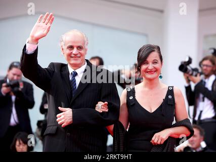 Bildnummer: 58412435 Datum: 31.08.2012 Copyright: imago/Xinhua Cast membri del film austriaco, francese e tedesco PARADIES: GLAUBE il regista austriaco Ulrich Seidl e l'attrice Maria Hofstätter camminano sul Red carpet prima della première del film alla 69a Mostra del Cinema di Venezia, Italia, 31 agosto 2012. Il film è presentato nel concorso ufficiale Venezia 69 al festival che si terrà dal 29 agosto all'8 settembre. (Xinhua/Gao Jing) ITALY-VENICE-FILM FESTIVAL-PARADIES: GLAUBE-PHOTOCALL PUBLICATIONxNOTxINxCHN Kultur Entertainment People Film 69. Internationale Filmfestspiele Venedig x2x Foto Stock