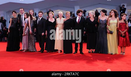 Bildnummer: 58419037 Datum: 02.09.2012 Copyright: imago/Xinhua (120902) -- VENEZIA, 2 settembre 2012 (Xinhua) -- i membri del cast arrivano al Red carpet per la prima del film alla meraviglia alla 69 Mostra Internazionale d'Arte cinematografica di Venezia, 2 settembre 2012. Olga Kurylenko, Romina Mondello (Xinhua/Gao Jing) ITALY-VENICE-FILM FESTIVAL- TO THE WONDER PUBLICATIONxNOTxINxCHN Kultur Entertainment People Film 69. Internationale Filmfestspiele Venedig Filmpremiere Premiere xns x2x 2012 quer Premiumd 58419037 Data 02 09 2012 Copyright Imago XINHUA Venezia 2 settembre 2012 XINHUA Cast Membe Foto Stock