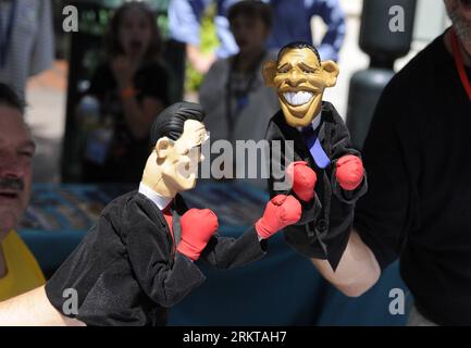 Bildnummer: 58424103 Datum: 03.09.2012 Copyright: imago/Xinhua (120903) -- CHARLOTTE, 3 settembre 2012 (Xinhua) -- i venditori vendono marionette del presidente degli Stati Uniti Barack Obama (R) e del candidato presidenziale repubblicano Mitt Romney al Carolina Fest Street festival durante i preparativi per la Convention nazionale democratica (DNC) a Charlotte, Carolina del Nord, Stati Uniti, 3 settembre 2012. Il presidente BarackxObama sarà nominato candidato del Partito Democratico durante il DNC, che si terrà dal 4 al 7 settembre. (Xinhua/Zhang Jun) U.S.-CHARLOTTE-POLITICS-DNC-OBAMA PUBLICATIONxNOTxINxCHN Foto Stock