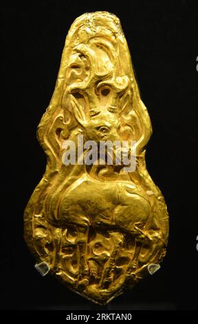 Bildnummer: 58427861 Datum: 04.09.2012 Copyright: imago/Xinhua (120904) - GERUSALEMME, 4 settembre 2012 (Xinhua) - foto scattata il 4 settembre 2012 mostra una ceramica dorata realizzata nel i secolo a.C. in Cina esposta alla mostra Pure Gold al Bible Lands Museum di Gerusalemme, 4 settembre 2012. (Xinhua/Yin Dongxun) (psw) MIDEAST-JERUSALEM-PURE GOLD EXHIBITION PUBLICATIONxNOTxINxCHN Kultur Kunst Ausstellung x2x xdd 2012 hoch 58427861 Data 04 09 2012 Copyright Imago XINHUA Gerusalemme 4 settembre 2012 XINHUA foto scattata IL 4 settembre 2012 mostra una ceramica fatta nel i secolo a.C. in Cina displ Foto Stock