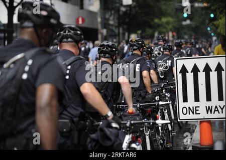 Bildnummer: 58429610 Datum: 04.09.2012 Copyright: imago/Xinhua (120904) -- CHARLOTTE, 4 settembre 2012 (Xinhua) -- i manifestanti del blocco della polizia fuori dai luoghi per la Convention nazionale democratica (DNC) a Charlotte, North Carolina, Stati Uniti, 4 settembre 2012. Il presidente degli Stati Uniti Barack Obama sarà nominato candidato del Partito Democratico durante il DNC, che si terrà dal 4 al 6 settembre. (Xinhua/Zhang Jun) US-CHARLOTTE-POLITICS-DNC-PROTEST PUBLICATIONxNOTxINxCHN Gesellschaft Politik Parteitag Demokraten Demonstration Demo Polizei Polizeieinsatz Fahrradpolizist Fahrradpolize Foto Stock