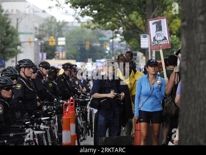 Bildnummer: 58429613 Datum: 04.09.2012 Copyright: imago/Xinhua (120904) -- CHARLOTTE, 4 settembre 2012 (Xinhua) -- la polizia guarda come i manifestanti marciano verso i luoghi per la Convention nazionale democratica (DNC) a Charlotte, North Carolina, Stati Uniti, 4 settembre 2012. Il presidente degli Stati Uniti Barack Obama sarà nominato candidato del Partito Democratico durante il DNC, che si terrà dal 4 al 6 settembre. (Xinhua/Zhang Jun) US-CHARLOTTE-POLITICS-DNC-PROTEST PUBLICATIONxNOTxINxCHN Gesellschaft Politik Parteitag Demokraten Demo Polizei Polizeieinsatz Fahrradpolizist Fahrradpo Foto Stock