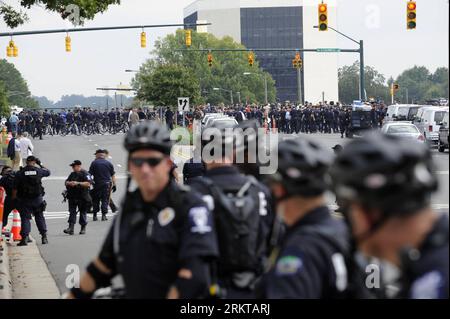 Bildnummer: 58429611 Datum: 04.09.2012 Copyright: imago/Xinhua (120904) -- CHARLOTTE, 4 settembre 2012 (Xinhua) -- i manifestanti del blocco della polizia fuori dai luoghi per la Convention nazionale democratica (DNC) a Charlotte, North Carolina, Stati Uniti, 4 settembre 2012. Il presidente degli Stati Uniti Barack Obama sarà nominato candidato del Partito Democratico durante il DNC, che si terrà dal 4 al 6 settembre. (Xinhua/Zhang Jun) US-CHARLOTTE-POLITICS-DNC-PROTEST PUBLICATIONxNOTxINxCHN Gesellschaft Politik Parteitag Demokraten Demonstration Demo Polizei Polizeieinsatz Fahrradpolizist Fahrradpolize Foto Stock