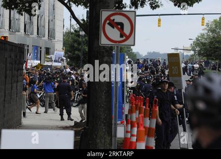 Bildnummer: 58429612  Datum: 04.09.2012  Copyright: imago/Xinhua (120904) -- CHARLOTTE, Sept. 4, 2012 (Xinhua) -- Police block protestors outside the venues for the Democratic National Convention (DNC) in Charlotte, North Carolina, the United States, Sept. 4, 2012. U.S. President Barack Obama is to be named the Democratic Party s nominee during the DNC, which is scheduled to be held from Sept. 4 to Sept. 6. (Xinhua/Zhang Jun) US-CHARLOTTE-POLITICS-DNC-PROTEST PUBLICATIONxNOTxINxCHN Gesellschaft Politik Parteitag Demokraten Demonstration Demo Polizei Polizeieinsatz Fahrradpolizist Fahrradpolize Stock Photo