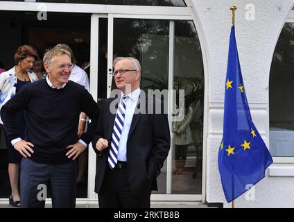 Bildnummer: 58433936  Datum: 05.09.2012  Copyright: imago/Xinhua (120905) -- BRUSSELS, Sept. 5, 2012 (Xinhua) -- Olli Rehn (R), European Union s (EU s) economic and monetary affairs commissioner, and EU Environment Commissioner Janez Potocnik talk during a family photo session before a college seminar in suburb of Brussels, capital of Belgium, Sept. 5, 2012. (Xinhua/Ye Pingfan)(zjl) BELGIUM-BRUSSELS-EU-COMMISIONERS-SEMINAR PUBLICATIONxNOTxINxCHN People Politik x0x xmb 2012 quer      58433936 Date 05 09 2012 Copyright Imago XINHUA  Brussels Sept 5 2012 XINHUA Olli Rehn r European Union S EU S E Stock Photo