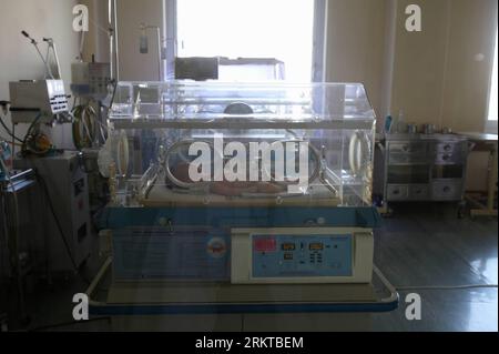 Bildnummer: 58437250 Datum: 06.09.2012 Copyright: imago/Xinhua (120906) -- PYONGYANG, 6 settembre 2012 (Xinhua) -- Un neonato giace in un incubatore presso l'ospedale maternità Pyongyang di Pyongyang, capitale della Repubblica Popolare Democratica di Corea (RPDC), il 6 settembre 2012. Il Pyongyang Maternity Hospital, la cui costruzione è stata completata nel febbraio 1980, è un moderno centro medico che potrebbe fornire servizi tra cui esame ginecologico e operazione, osservazione prenatale, parto, infermieristica neonato e relativa formazione. Il complesso copre un'area di oltre 60.000 metri quadrati e h Foto Stock