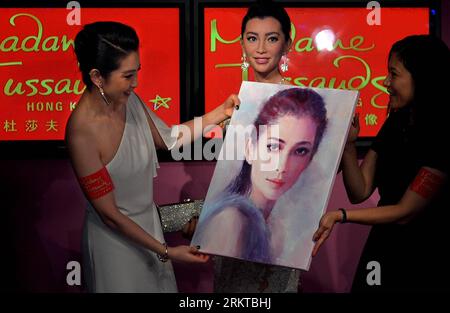 Bildnummer: 58438060  Datum: 06.09.2012  Copyright: imago/Xinhua (120906) -- HONG KONG, Sept. 6, 2012 (Xinhua) -- Chinese actress Li Bingbing (L) holds her portrait at the unveiling ceremony of her wax figure at the Madame Tussauds museum in Hong Kong, south China, Sept. 6, 2012. She also has the other wax figure exhibited at the Madame Tussauds in Shanghai. (Xinhua/Chen Xiaowei) (hdt) CHINA-HONG KONG-LI BINGBING-WAX FIGURE (CN) PUBLICATIONxNOTxINxCHN Entertainment people Film Wachsfigur Wachsfigurenkabinett x0x xtc 2012 quer      58438060 Date 06 09 2012 Copyright Imago XINHUA  Hong Kong Sept Foto Stock