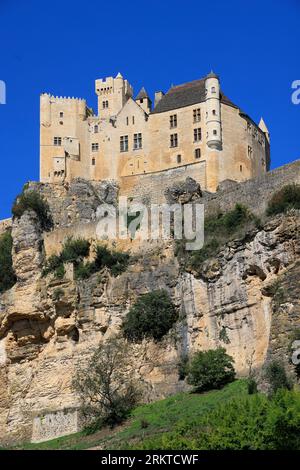 Le château Fort et l’église de Beynac en Périgord noir. Le Village de Beynac est classé parmi les più beaux Villages de France. Tourisme, nature et m Foto Stock