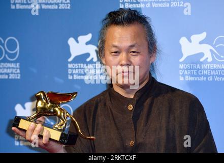 120908 -- VENICE, Sept. 8, 2012 Xinhua -- South Korean director Kim Ki-duk poses with the Golden Lion for Best Film for his film Pieta after the awarding ceremony of the 69th Venice International Film Festival in Venice, Italy, Sept. 8, 2012. Xinhua/Wang Qingqin ITALY-VENICE-FILM FESTIVAL-GOLDEN LION FOR BEST FILM- PIETA PUBLICATIONxNOTxINxCHN Stock Photo