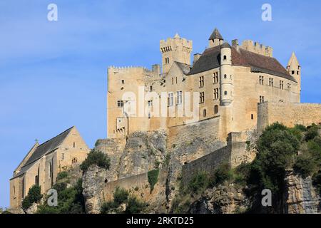 Le château Fort et l’église de Beynac en Périgord noir. Le Village de Beynac est classé parmi les più beaux Villages de France. Tourisme, nature et m Foto Stock