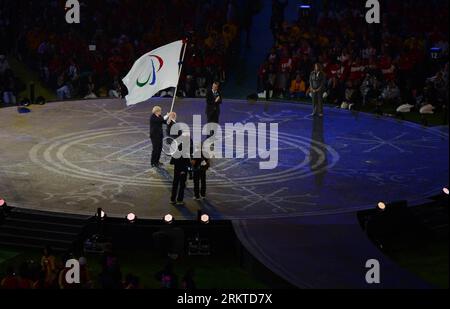 Bildnummer: 58449508 Datum: 09.09.2012 Copyright: imago/Xinhua LONDON, 9 settembre 2012 - Sindaco di Londra Boris Johnson (1st L) Waves the Paralimpic flag prima di passare la bandiera al presidente del Comitato Paralimpico Internazionale (IPC) Philip Craven durante la cerimonia di chiusura dei Giochi Paralimpici di Londra 2012 allo Stadio Olimpico di Londra, Gran Bretagna, il 9 settembre 2012. (Xinhua/li Jundong) (lm) GRAN BRETAGNA-LONDRA-GIOCHI PARALIMPICI-CERIMONIA DI CHIUSURA PUBLICATIONxNOTxINxCHN Paralimpiadi Londra Sommerspiele Sommer Spiele Behindertensport Behinderung Abschlussfeier People xns x0x 2012 quer 584495 Foto Stock