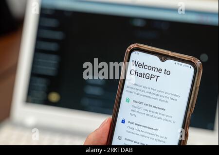 Seoul, Corea del Sud - agosto 2023 : utenti che utilizzano il servizio ChatGPT sui loro smartphone Foto Stock