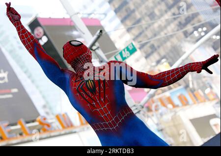 Bildnummer: 58450411 Datum: 09.09.2012 Copyright: imago/Xinhua (120909) -- NEW YORK, 9 settembre 2012 (Xinhua) -- un attore del musical Spider-Man: Turn Off the Dark si esibisce durante il concerto di Broadway a Times Square a New York City, negli Stati Uniti, il 9 settembre 2012. Il concerto annuale gratuito all'aperto all'incrocio del mondo riunisce star e spettacoli di produzioni di Broadway attuali e future per celebrare l'inizio della nuova stagione di Broadway. (Xinhua/Wu Jingdan) US-NEW YORK-MUSICAL-BROADWAY PUBLICATIONxNOTxINxCHN Entertainment Kultur Musik Kostüm SPI Foto Stock