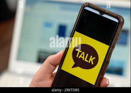 Seoul, Corea del Sud - agosto 2023 : app Kakao Talk. Icona dell'applicazione Kakao Talk sullo schermo dello smartphone. Foto Stock