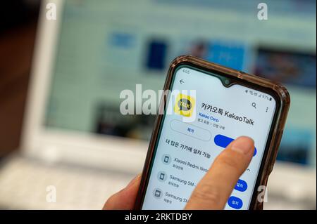 Seoul, Corea del Sud - agosto 2023 : app Kakao Talk. Icona dell'applicazione Kakao Talk sullo schermo dello smartphone. Foto Stock