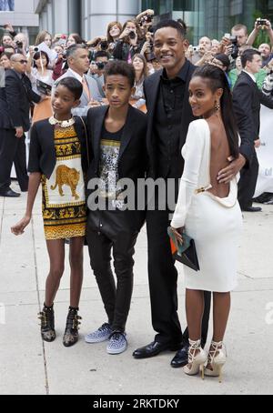 INTRATTENIMENTO CELEBRITÀ Will Smith und Jada Pinkett angeblich getrennt (da L a R) Willow Smith, Jaden Smith, il produttore Will Smith e l'attrice Jada Pinkett Smith posano per le foto prima della proiezione del film Free Angela and All Political Prisoners alla Roy Thomson Hall durante il 37 ° Toronto International Film Festival a Toronto, Canada, 9 settembre 2012. (Xinhua/Zou Zheng)(cl) CANADA-TORONTO-37TH INTERNATIONAL FILM FESTIVAL PUBLICATIONxNOTxINxCHN Entertainment Celebrities Will Smith e Jada Pinkett presumibilmente separati da l a r Willow Smith Jaden Smith produttore Will Smith e attrice Foto Stock