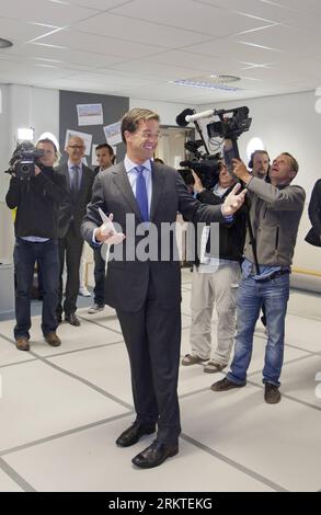 Bildnummer: 58462597  Datum: 12.09.2012  Copyright: imago/Xinhua (120912) -- HAGUE, Sept. 12, 2012 (Xinhua) -- Outgoing Prime Minister Mark Rutte (C) of the People s Party for Freedom and Democracy (VVD) casts his vote at a polling station in Hague of the Netherlands, on Sept. 12, 2012. Voters across the Netherlands started to cast ballots on Wednesday morning in the general elections in which the center-right liberal party VVD and center-left Labor party PvdA are wrestling to be the biggest party of the country. (Xinhua/Rick Nederstigt) (dtf) NETHERLANDS-ELECTION PUBLICATIONxNOTxINxCHN Politi Stock Photo