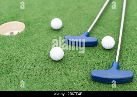 Mini golf club e la sfera sull'erba artificiale Foto Stock