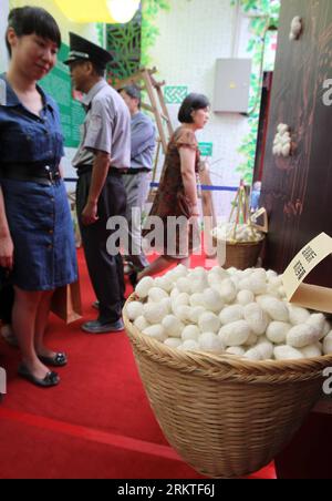 Bildnummer: 58463722 Datum: 12.09.2012 Copyright: imago/Xinhua (120912) -- SHANGHAI, 12 settembre 2012 (Xinhua) -- i visitatori guardano i bozzoli di bachi da seta a uno spettacolo culturale nel giardino Yuyuan a Shanghai, Cina orientale, 12 settembre 2012. Martedì si è tenuto uno spettacolo culturale che presenta i progressi della fabbricazione della seta nel giardino Yuyuan di Shanghai per mostrare la storia e la tradizione delle tecniche cinesi di fabbricazione della seta. (Xinhua/Liu Ying) (zhs) CHINA-SHANGHAI-YUYUAN GARDEN-CULTURE SHOW (CN) PUBLICATIONxNOTxINxCHN Wirtschaft Ausstellung Seide x0x xmb 2012 Hoch 58463722 Data 12 09 2012 Copyright Imago XINHUA Shan Foto Stock