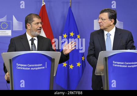 Bildnummer: 58466890  Datum: 13.09.2012  Copyright: imago/Xinhua (120913) -- BRUSSELS, Sept. 13, 2012 (Xinhua) -- European Commission President Jose Manuel Barroso (R) and visiting Egyptian President Mohamed Morsi attend a press briefing after their talks at EU headquarters in Brussels, capital of Belgium, Sept. 13, 2012. (Xinhua/Ye Pingfan)(dtf) BELGIUM-EU-EYGPT-PRESIDENT-VISIT PUBLICATIONxNOTxINxCHN Politik people premiumd x0x xac 2012 quer      58466890 Date 13 09 2012 Copyright Imago XINHUA  Brussels Sept 13 2012 XINHUA European Commission President Jose Manuel Barroso r and Visiting Egypt Stock Photo