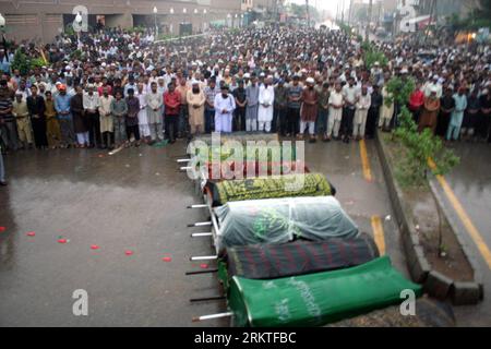 (120913) -- KARACHI, 13 settembre 2012 (Xinhua) -- la gente partecipa a una cerimonia funebre delle vittime di un incendio in una fabbrica a Karachi, provincia di Sindh in Pakistan, il 13 settembre 2012. Un totale di 289 persone sono state confermate morte e altre 249 sono rimaste ferite nell'incendio della fabbrica di Karachi scoppiato martedì sera, ha detto mercoledì il governatore pakistano della provincia di Sindh Ishrat ul Ebad. (Xinhua) (nxl) PAKISTAN-KARACHI-FIRE-FUNERAL PUBLICATIONxNOTxINxCHN Foto Stock