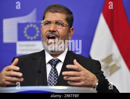 Bildnummer: 58466884 Datum: 13.09.2012 Copyright: imago/Xinhua (120913) -- BRUXELLES, 13 settembre 2012 (Xinhua) -- visita del presidente egiziano Mohamed Morsi a una conferenza stampa dopo l'incontro con il presidente della Commissione europea Jose Manuel Barroso presso la sede centrale dell'UE a Bruxelles, capitale del Belgio, 13 settembre 2012. (Xinhua/Ye Pingfan)(dtf) BELGIO-EU-EYGPT-PRESIDENT-VISIT PUBLICATIONxNOTxINxCHN Politik People premiumd Porträt x1x xac 2012 quer 58466884 Data 13 09 2012 Copyright Imago XINHUA Bruxelles 13 settembre 2012 XINHUA visita del presidente egiziano Mohamed Morsi partecipa a un comunicato stampa Aft Foto Stock