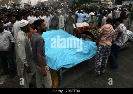 (120913) -- KARACHI, 13 settembre 2012 (Xinhua) -- la gente partecipa a una cerimonia funebre delle vittime di un incendio in una fabbrica a Karachi, provincia di Sindh in Pakistan, il 13 settembre 2012. Un totale di 289 persone sono state confermate morte e altre 249 sono rimaste ferite nell'incendio della fabbrica di Karachi scoppiato martedì sera, ha detto mercoledì il governatore pakistano della provincia di Sindh Ishrat ul Ebad. (Xinhua) (nxl) PAKISTAN-KARACHI-FIRE-FUNERAL PUBLICATIONxNOTxINxCHN Foto Stock