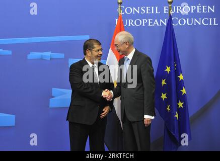 Bildnummer: 58466893  Datum: 13.09.2012  Copyright: imago/Xinhua (120913) -- BRUSSELS, Sept. 13, 2012 (Xinhua) -- European Council President Herman Van Rompuy (R) meets with visiting Egyptian President Mohamed Morsi at EU headquarters in Brussels, capital of Belgium, Sept. 13, 2012. (Xinhua/Ye Pingfan) BELGIUM-EU-EYGPT-PRESIDENT-VISIT PUBLICATIONxNOTxINxCHN Politik people premiumd x0x xac 2012 quer      58466893 Date 13 09 2012 Copyright Imago XINHUA  Brussels Sept 13 2012 XINHUA European Council President Herman van Rompuy r Meets With Visiting Egyptian President Mohamed Morsi AT EU Headquart Stock Photo