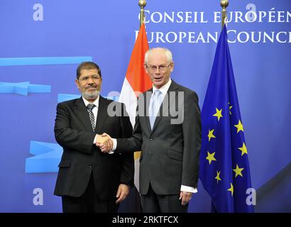 Bildnummer: 58466892 Datum: 13.09.2012 Copyright: imago/Xinhua (120913) -- BRUXELLES, 13 settembre 2012 (Xinhua) -- il presidente del Consiglio europeo Herman Van Rompuy (R) incontra il presidente egiziano in visita Mohamed Morsi presso la sede centrale dell'UE a Bruxelles, capitale del Belgio, 13 settembre 2012. (Xinhua/Ye Pingfan) BELGIO-EU-EYGPT-PRESIDENT-VISIT PUBLICATIONxNOTxINxCHN Politik People premiumd x0x xac 2012 quer 58466892 Data 13 09 2012 Copyright Imago XINHUA Bruxelles 13 settembre 2012 XINHUA Presidente del Consiglio europeo Herman van Rompuy r incontra il Presidente egiziano in visita Mohamed Morsi PRESSO LA sede centrale dell'UE Foto Stock