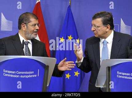 Bildnummer: 58466888 Datum: 13.09.2012 Copyright: imago/Xinhua (120913) -- BRUXELLES, 13 settembre 2012 (Xinhua) -- il presidente della Commissione europea Jose Manuel Barroso (R) e il presidente egiziano Mohamed Morsi in visita assistono a un briefing stampa dopo i loro colloqui presso la sede centrale dell'UE a Bruxelles, capitale del Belgio, 13 settembre 2012. (Xinhua/Ye Pingfan)(dtf) BELGIO-EU-EYGPT-PRESIDENT-VISIT PUBLICATIONxNOTxINxCHN Politik People premiumd x0x xac 2012 quer 58466888 Data 13 09 2012 Copyright Imago XINHUA Bruxelles 13 settembre 2012 XINHUA Presidente della Commissione europea Jose Manuel Barroso r e Visiting Egypt Foto Stock