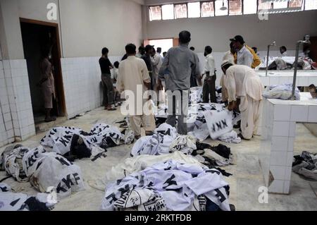 (120913) -- KARACHI, 13 settembre 2012 (Xinhua) -- i pakistani identificano i loro parenti che sono morti in un incendio in una fabbrica presso un obitorio ospedaliero nella città portuale del Pakistan meridionale di Karachi, il 13 settembre 2012. Un totale di 289 persone sono state confermate morte e altri 249 feriti nell'incendio della fabbrica di Karachi scoppiato martedì sera, ha detto mercoledì il governatore pakistano della provincia di Sindh Ishrat ul Ebad. (Xinhua/Masroor) (lr) PAKISTAN-KARACHI-FACTORY FIRE PUBLICATIONxNOTxINxCHN Foto Stock