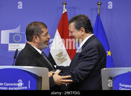 Bildnummer: 58466887  Datum: 13.09.2012  Copyright: imago/Xinhua (120913) -- BRUSSELS, Sept. 13, 2012 (Xinhua) -- European Commission President Jose Manuel Barroso (R) and visiting Egyptian President Mohamed Morsi attend a press briefing after their talks at EU headquarters in Brussels, capital of Belgium, Sept. 13, 2012. (Xinhua/Ye Pingfan)(dtf) BELGIUM-EU-EYGPT-PRESIDENT-VISIT PUBLICATIONxNOTxINxCHN Politik people premiumd x0x xac 2012 quer      58466887 Date 13 09 2012 Copyright Imago XINHUA  Brussels Sept 13 2012 XINHUA European Commission President Jose Manuel Barroso r and Visiting Egypt Stock Photo