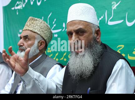 Bildnummer: 58467752  Datum: 13.09.2012  Copyright: imago/Xinhua (120913) -- SRINAGAR, Sept. 13, 2012 (Xinhua) -- A Kashmiri Muslim religious leader speaks to media during a press conference to protest against the U.S. anti-Islam film Innocence of Muslims , in Srinagar, Indian-controled Kashmir, on Sept. 13, 2012. (Xinhua/Javed Dar) (lr) INDIA-KASHMIR-SRINAGAR- INNOCENCE OF MUSLIMS -PROTEST PUBLICATIONxNOTxINxCHN Politik Protest Demo Religion US USA Botschaft xas x0x premiumd 2012 quer      58467752 Date 13 09 2012 Copyright Imago XINHUA  Srinagar Sept 13 2012 XINHUA a Kashmiri Muslim Religiou Stock Photo